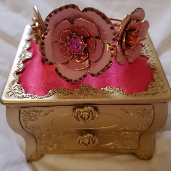 Nwt Betsey Johnson Floral Statement Bangle Bracelet rare! - Picture 3 of 9